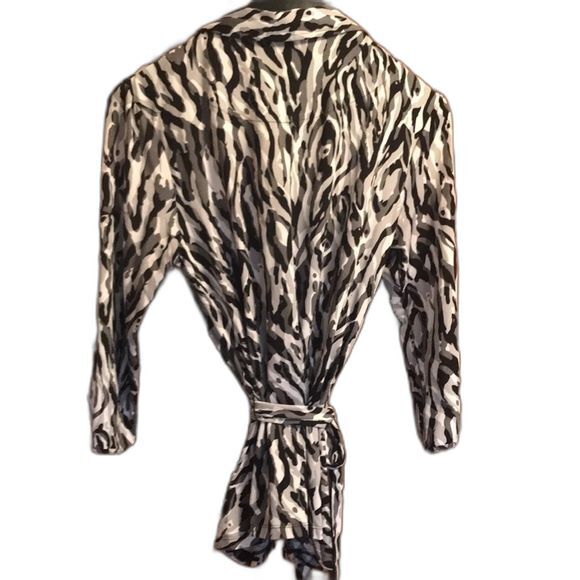 Essentials by Millan button up three-quarter length sleeve shirt size medium - Picture 3 of 3